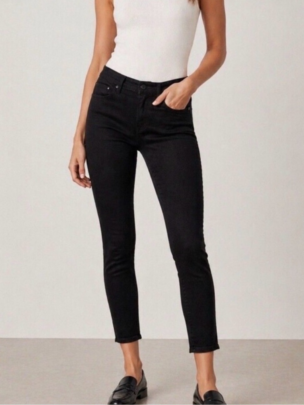 Paige Verdugo Mid Rise Black Sleek Cropped Skinny Jeans. Size 27